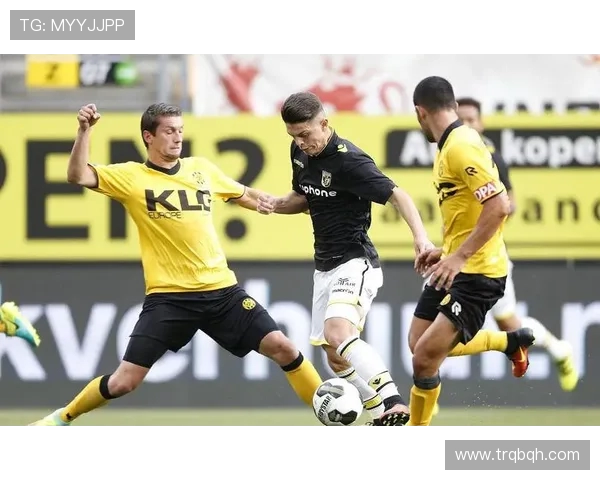 奥斯积克与埃因霍温的激烈对决揭示足球战术的精彩碰撞与球队实力的较量