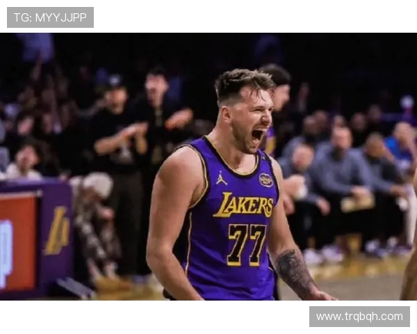 湖人队与热火在总决赛第四场的激烈对决引发球迷热议与期待 湖人队与热火在总决赛第四场的激烈对决引发球迷热议与期待