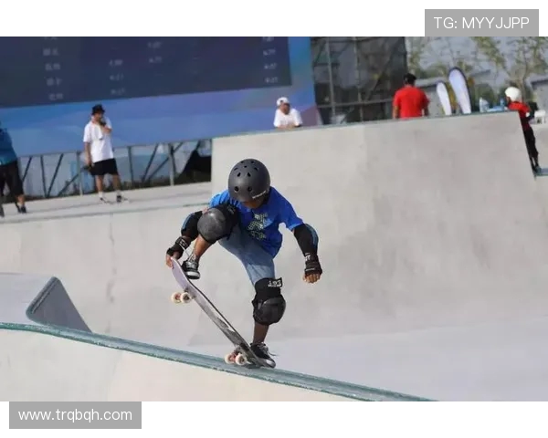 重庆滑板队在极限运动联赛中以100分稳居积分榜首位